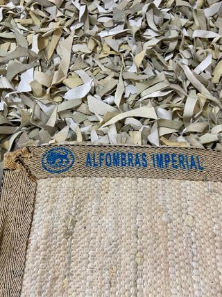 Alfombra flecos de cuero blanco, gris y crudo