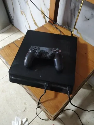PS4 Slim Negra con Mando Original