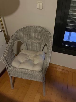 Silla de mimbre beige/gris para terraza