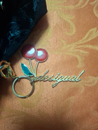 Bolso Desigual Negro con Adorno de Cerezas