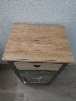 Mesita auxiliar verde con corazón