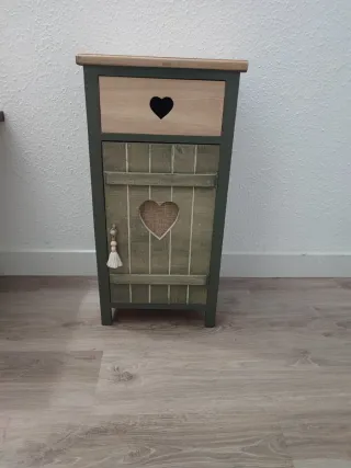 Mesita auxiliar verde con corazón