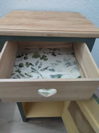 Mesita auxiliar verde con corazón