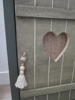 Mesita auxiliar verde con corazón