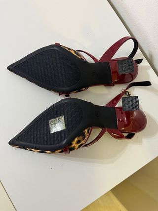 Zapatos de tacón con estampado de leopardo