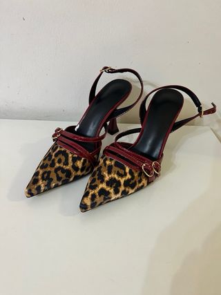 Zapatos de tacón con estampado de leopardo