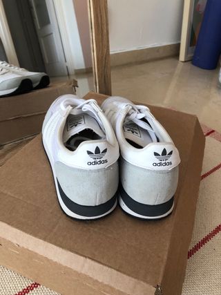 Zapatillas Adidas Blancas y Grises