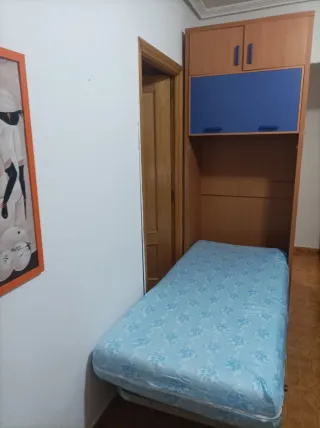 Cama abatible de madera y azul