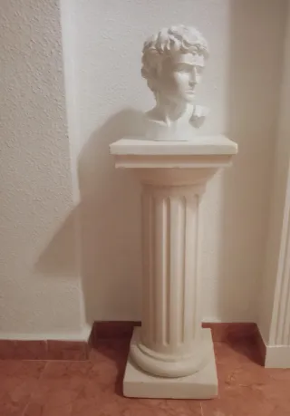 Columna de escayola decorativa