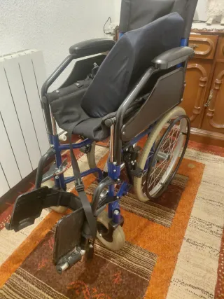 Silla de ruedas azul en buen estado