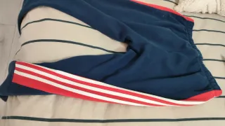 Pantalón chándal Adidas azul y rojo