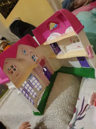 Casa de muñecas rosa y blanca sonido y luz vacia