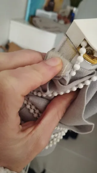 Cortina enrollable gris y blanca