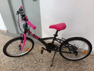 Bici infantil B-Twin rosa y negra. Regalo 2 cascos