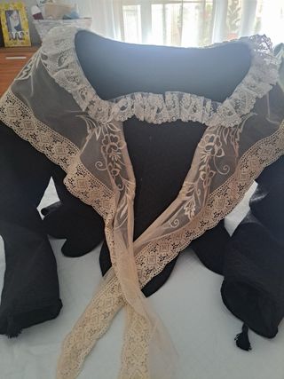 Corpiño negro y manteletas de fallera