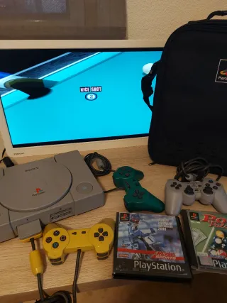 Consola PS1 con mandos y maletín