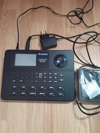 Alesis SR-16 Caja de Ritmos + Pedal ASP-1