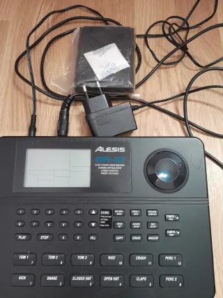 Alesis SR-16 Caja de Ritmos + Pedal ASP-1