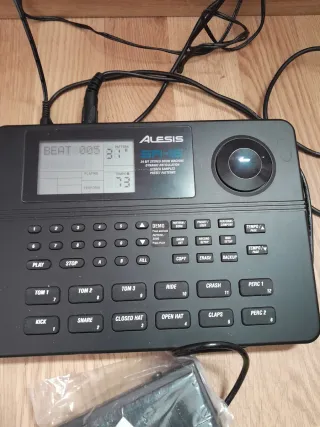 Alesis SR-16 Caja de Ritmos + Pedal ASP-1