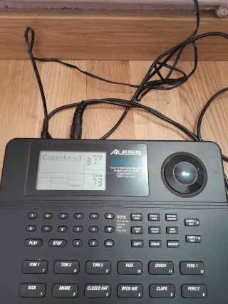 Alesis SR-16 Caja de Ritmos + Pedal ASP-1