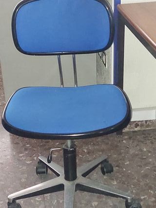 Silla de oficina azul con ruedas