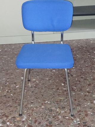Silla de oficina azul con ruedas