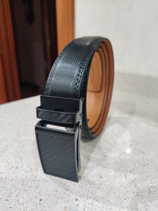 Cinturón de cuero ajustable en color negro