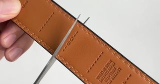 Cinturón de cuero ajustable en color negro