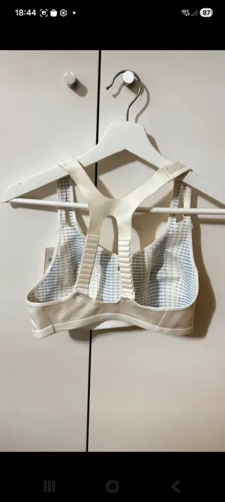 Sujetador deportivo Nike blanco nuevo. 75C 34B