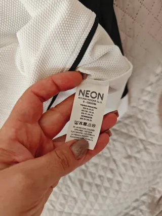Camiseta Neón blanca y negra con etiqueta