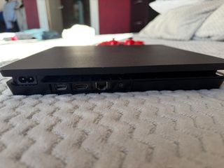 PS4 Slim Negra + Mando Rojo