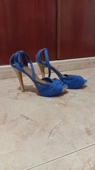 Tacones azules con lazo