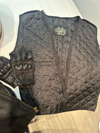 Chaqueta de cuero Invictus, casco y guantes.