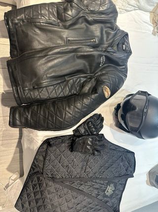Chaqueta de cuero Invictus, casco y guantes.