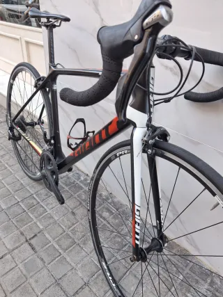 Bicicleta de carretera en buen estado