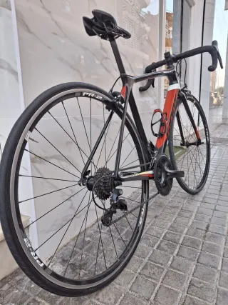 Bicicleta de carretera en buen estado