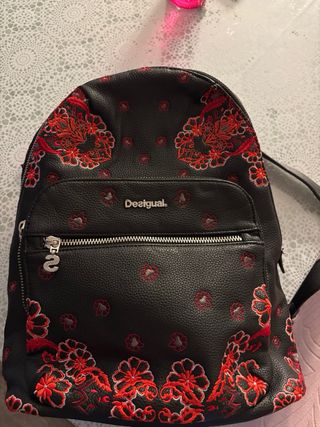 Mochila Desigual negra con estampado rojo.