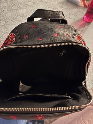 Mochila Desigual negra con estampado rojo.