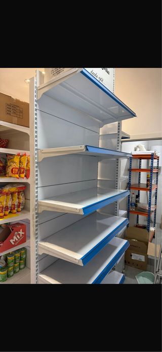 Estanterías metálicas blancas y azules