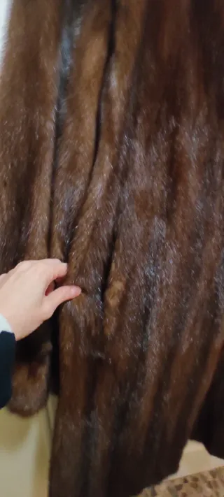 Abrigo largo sintético visón marrón.