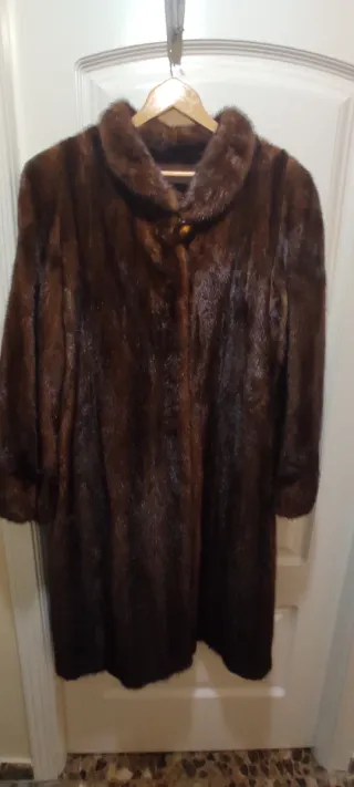 Abrigo largo sintético visón marrón.