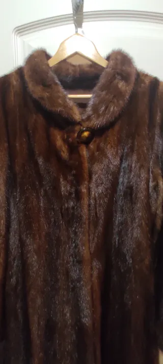Abrigo largo sintético visón marrón.