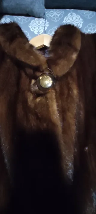 Abrigo largo sintético visón marrón.