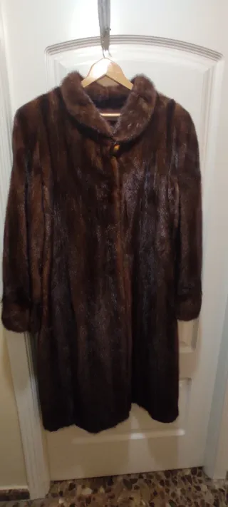 Abrigo largo sintético visón marrón.