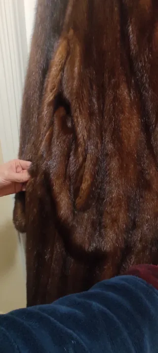 Abrigo largo sintético visón marrón.