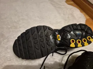 Zapatillas Nike Air Max Plus Negras y Amarillas