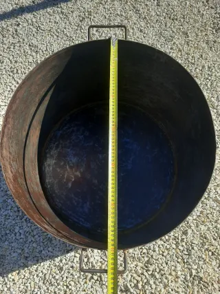 Olla grande de hierro con asas