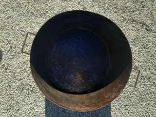 Olla grande de hierro con asas