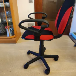 Silla de escritorio infantil roja y negra