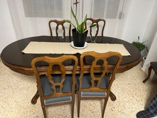 Mesa y 4 Sillas Clásicas